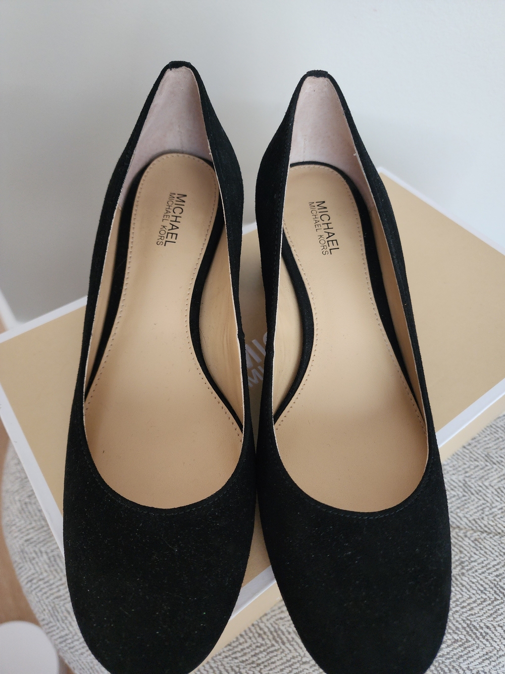 Michael Kors Black Suede Studded Block Heel Arabella Kitten Pumps Sz 6M - Picture 3 of 4